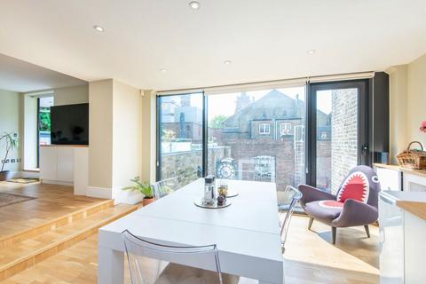 2 bedroom flat to rent, Millers Way, London W6