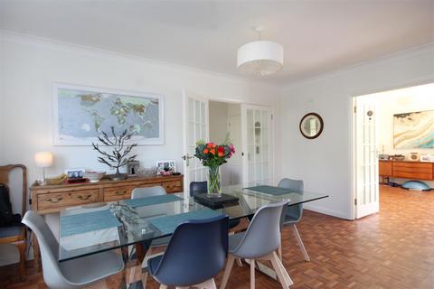 24 Windmill Drive, Leatherhead, KT22 8PW