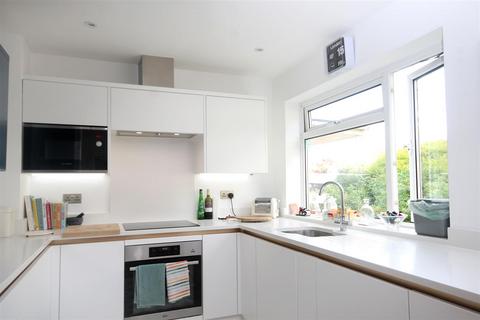 24 Windmill Drive, Leatherhead, KT22 8PW