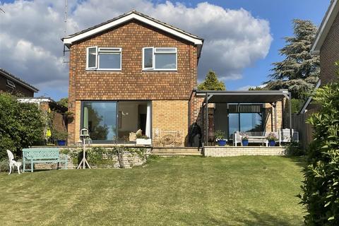 24 Windmill Drive, Leatherhead, KT22 8PW