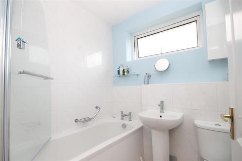 24 Windmill Drive, Leatherhead, KT22 8PW