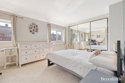 6 Dorking Walk, Romford, RM3 9AF