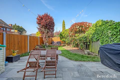 6 Dorking Walk, Romford, RM3 9AF