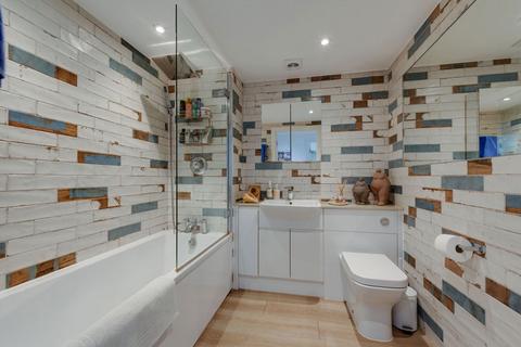 L G 14 Wallis House Great West Road, Brentford, TW8 0HD