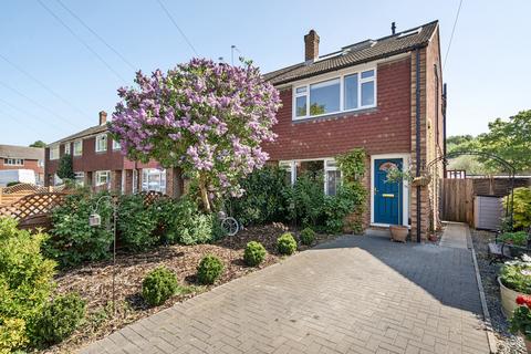 27 Lansdown Close, Woking, GU21 8TF