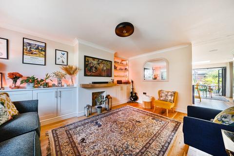 27 Lansdown Close, Woking, GU21 8TF