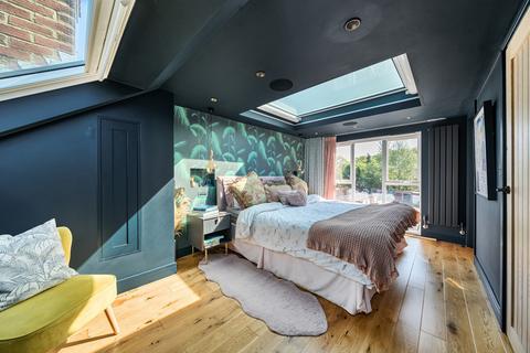 27 Lansdown Close, Woking, GU21 8TF