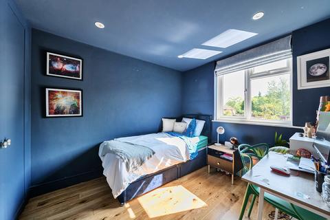 27 Lansdown Close, Woking, GU21 8TF