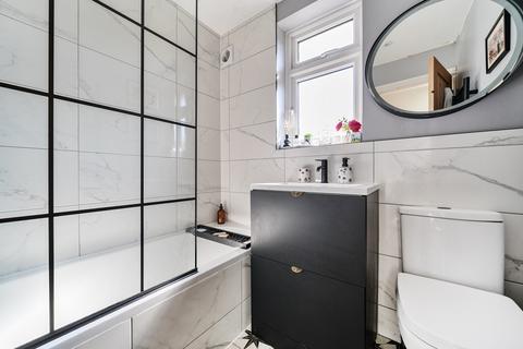 27 Lansdown Close, Woking, GU21 8TF
