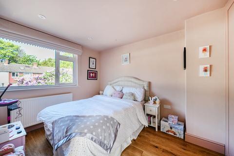27 Lansdown Close, Woking, GU21 8TF