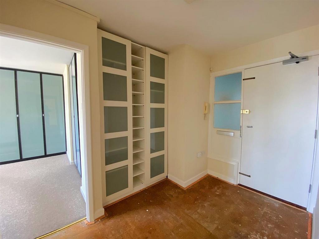 7 Offa Ct - Hall.jpg