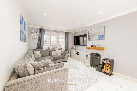 1 Upton Close, Stanford-le-hope, SS17 7DQ