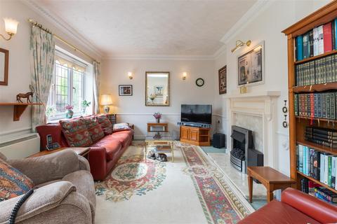 2 bedroom flat for sale, Windrush Court, The Hill, Burford