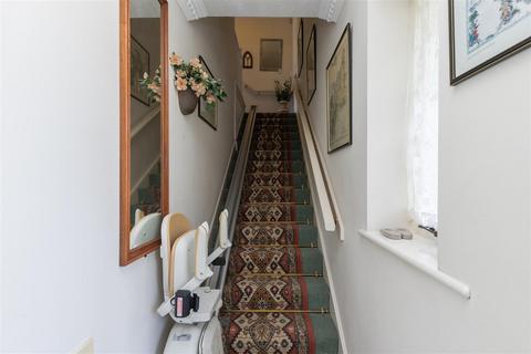 2 bedroom flat for sale, Windrush Court, The Hill, Burford