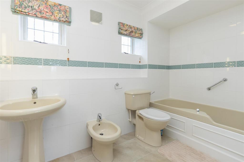Master Bedroom - En Suite 1.jpg