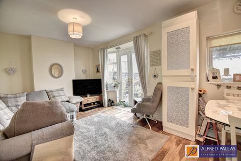 4 bedroom semi-detached house for sale, Coniston Avenue, Fulwell
