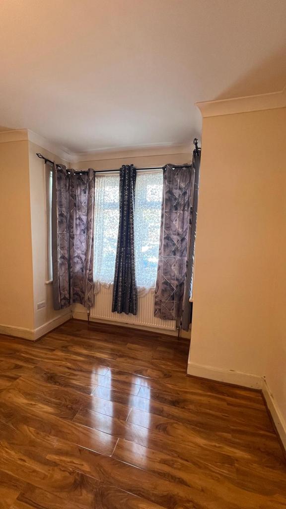 Spacious 3/4-Bed Family Home with Garden &amp; Great