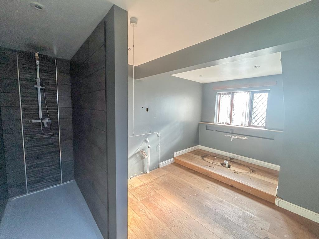Master bedroom en-suite