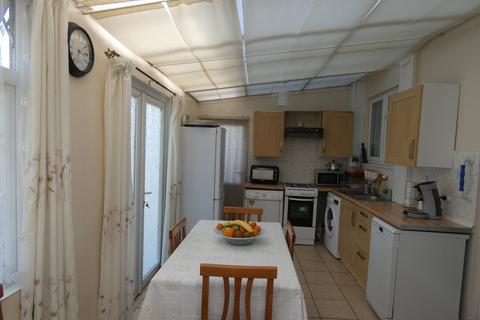 5 bedroom semi-detached house to rent, Mile Road, Bedford