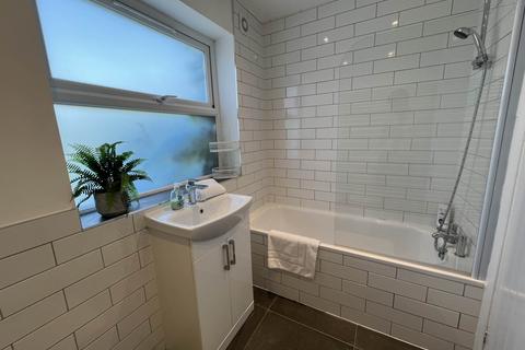 3 bedroom terraced house to rent, Grange Avenue, Luton LU4