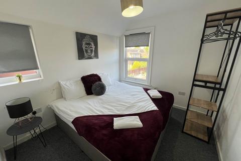 3 bedroom terraced house to rent, Grange Avenue, Luton LU4
