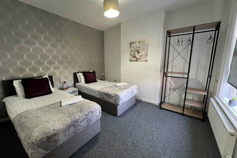 3 bedroom terraced house to rent, Grange Avenue, Luton LU4