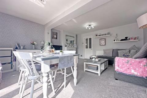8 Birnham Close, Tipton, DY4 8AW