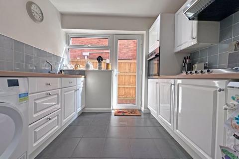 8 Birnham Close, Tipton, DY4 8AW