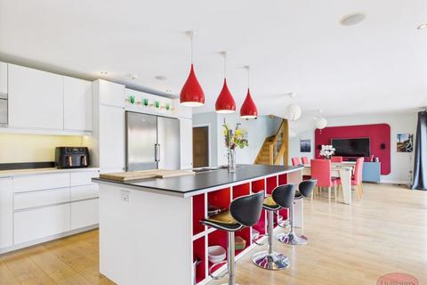 5 bedroom detached house for sale, West Christchurch
