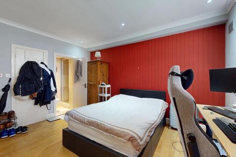 Studio to rent, Gunnersbury Lane, London, W3