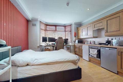 Studio to rent, Gunnersbury Lane, London, W3