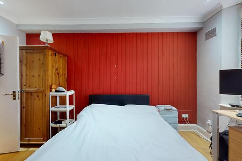 Studio to rent, Gunnersbury Lane, London, W3