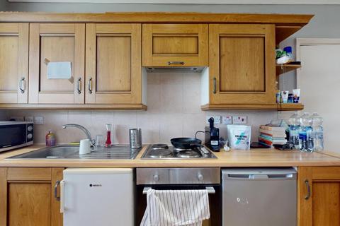 Studio to rent, Gunnersbury Lane, London, W3