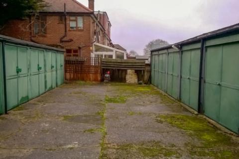 Garage to rent, York Way, London N20