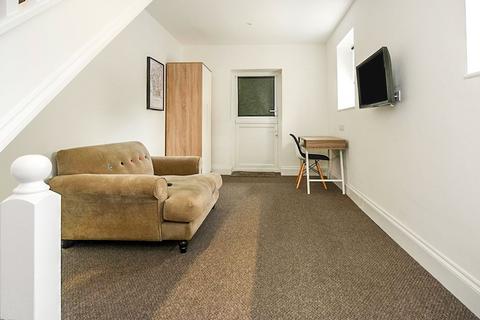 2 bedroom flat to rent, North Road East, Devon PL4