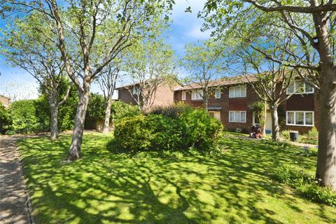 41 Morland Close, Hampton, TW12 3YY