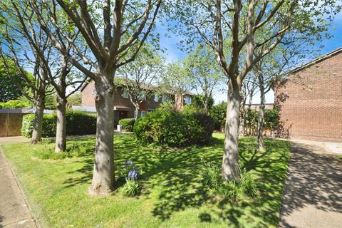 41 Morland Close, Hampton, TW12 3YY