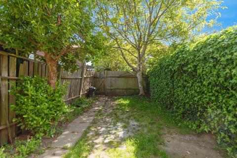 41 Morland Close, Hampton, TW12 3YY