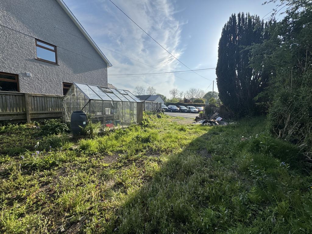 Extended garden / yard area