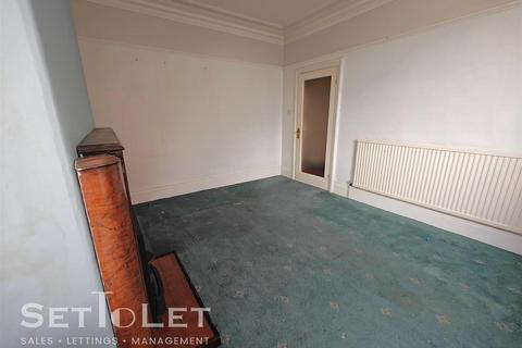 3 bedroom end of terrace house for sale, Newsome Road, Huddersfield