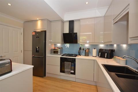 2 bedroom ground floor flat for sale, EAST RYDE