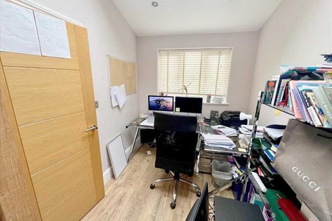1 Fishers Close, Bushey, WD23 2GY