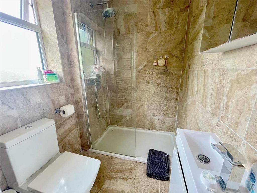 En suite shower