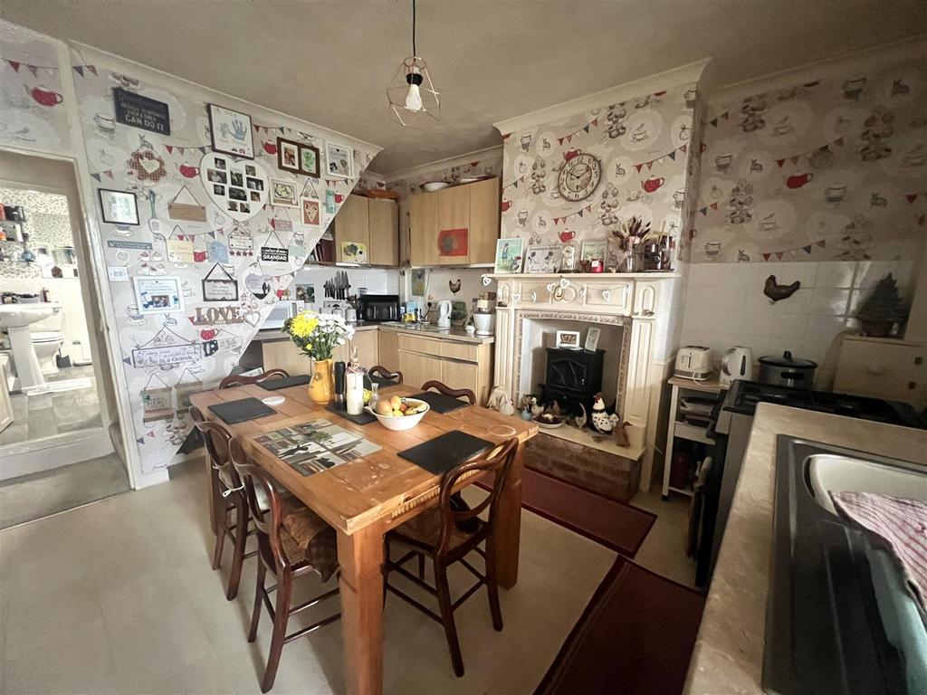 Kitchen/Dining: