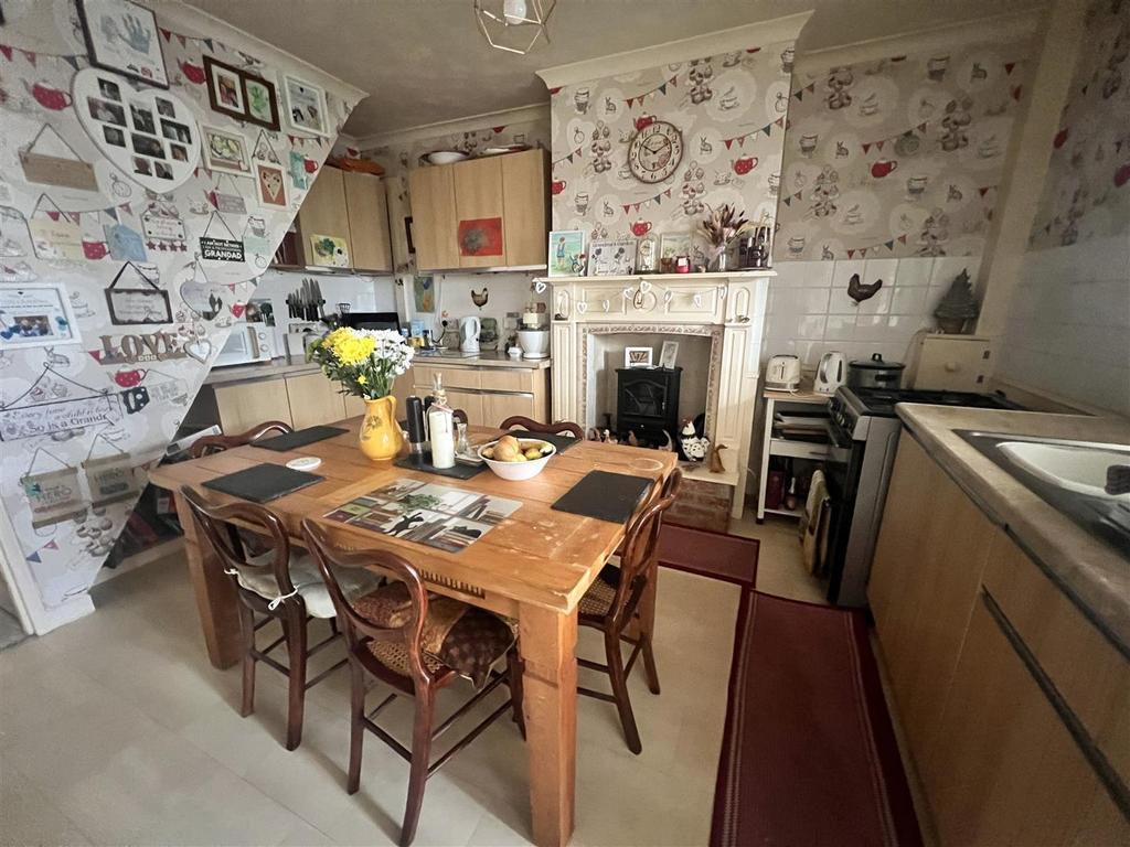 Kitchen/Dining: