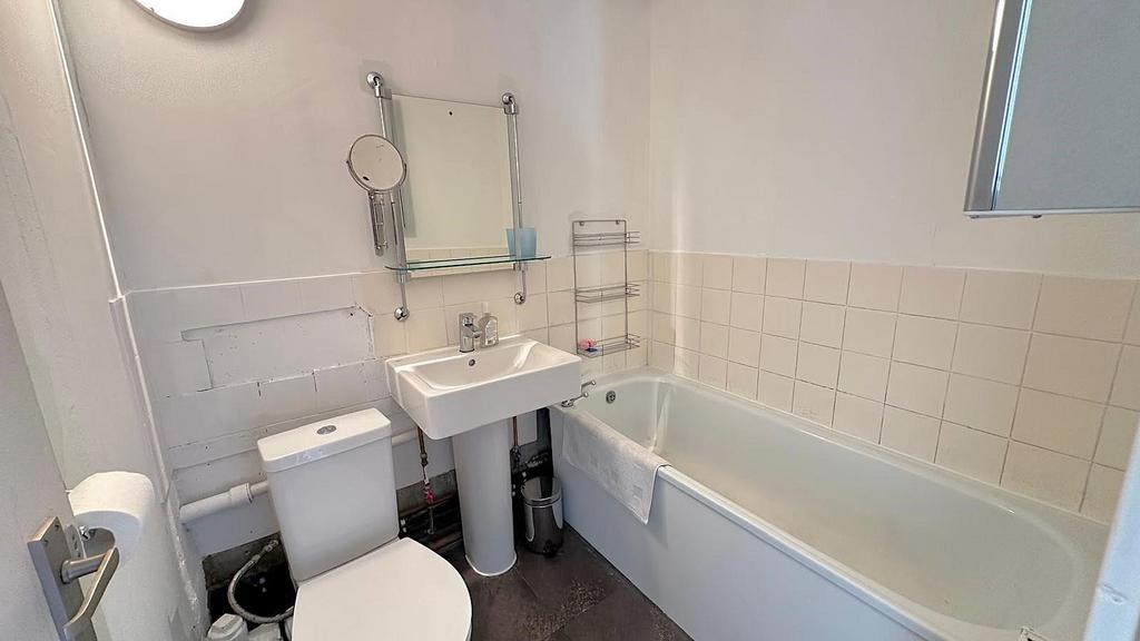 Bathroom, Lucas Court, Eden Harper SW11