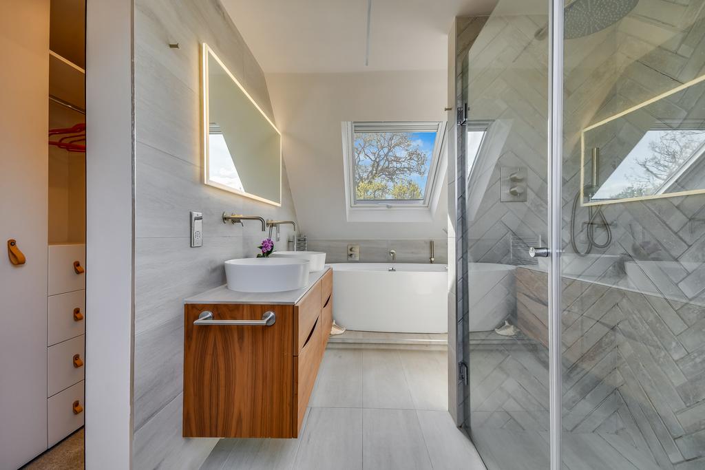 En-Suite Bathroom 2
