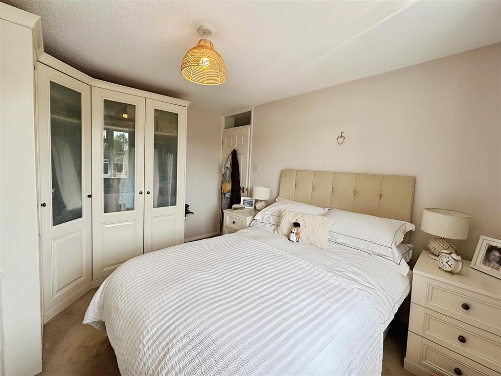 Bbda73e0-Bedroom 20 One 202.jpg
