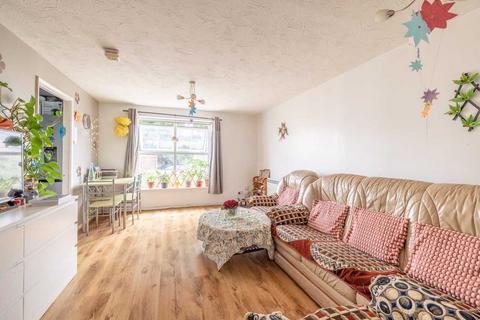 5 Nicholas Gardens, Slough, SL1 5TT