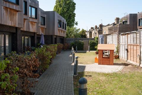2 Elizabeth Mews, London, E10 5UD
